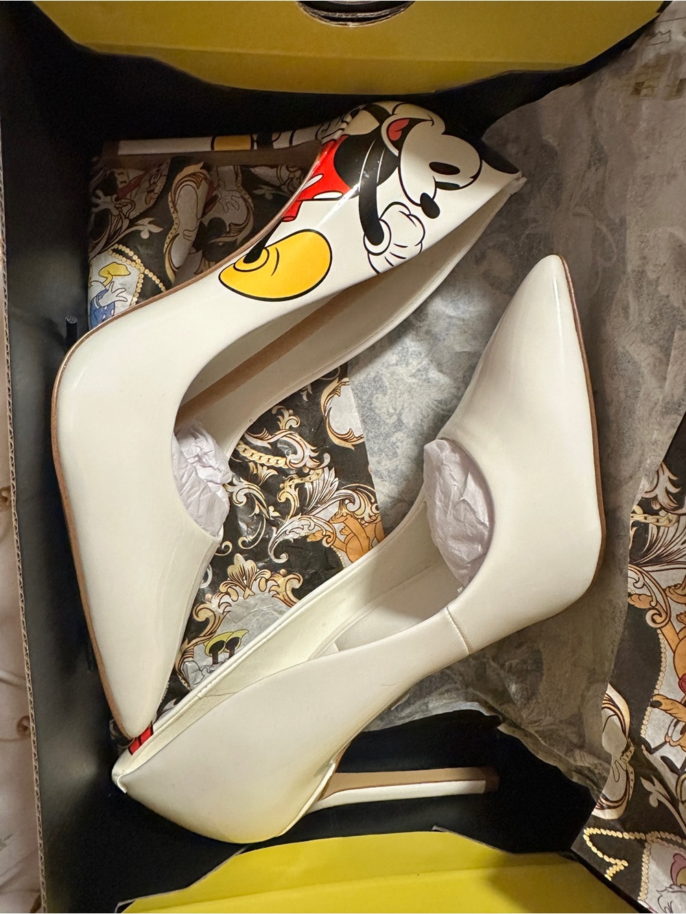 Aldo x Disney White Patent Leather Minnie and Mickey Mouse Pointed-Toe Heels - Picture 4 of 11